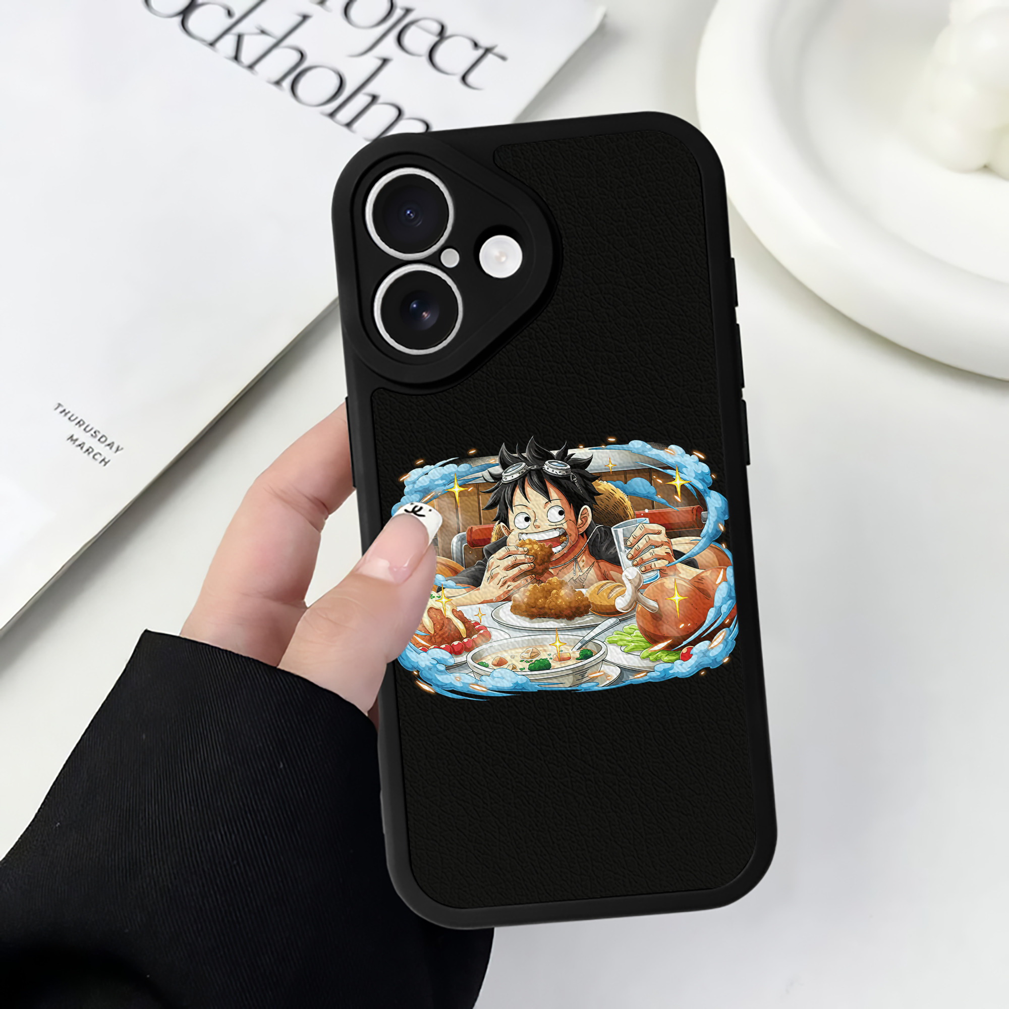 （画像用） ワンピース モンキー・D・ルフィ ONE PIECE Monkey D. Luffy 【iPhone 16シリーズ対応】シリコンスマホケース（レザー調） 材質：シリコン
